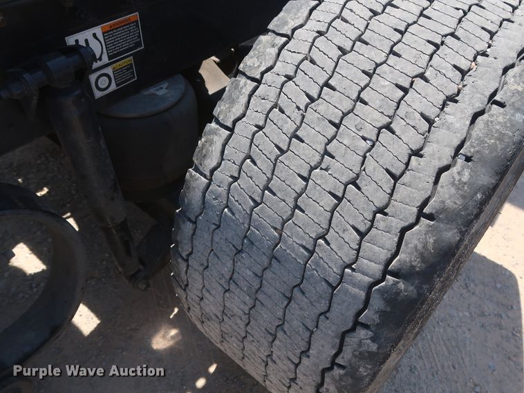 image for item HA9122 2017 Peterbilt 579  semi truck