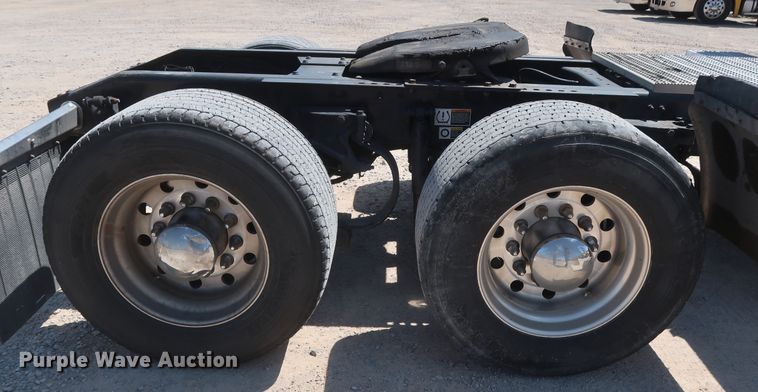 image for item HA9122 2017 Peterbilt 579  semi truck