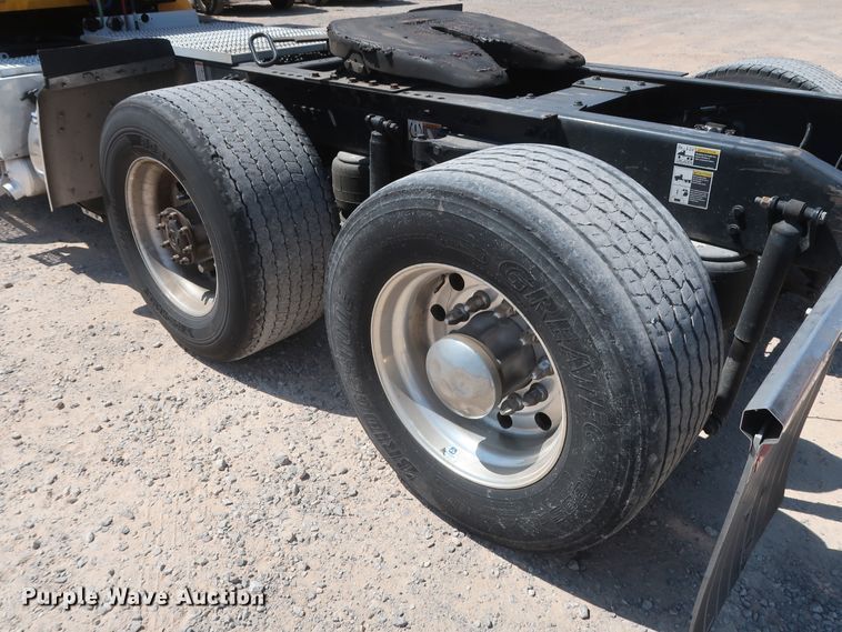 image for item HA9122 2017 Peterbilt 579  semi truck