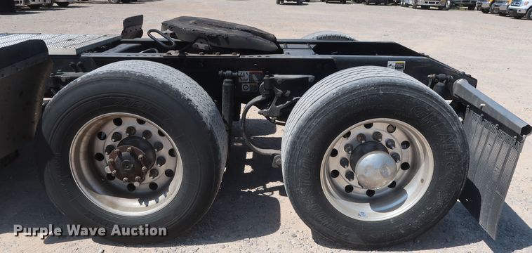 image for item HA9122 2017 Peterbilt 579  semi truck