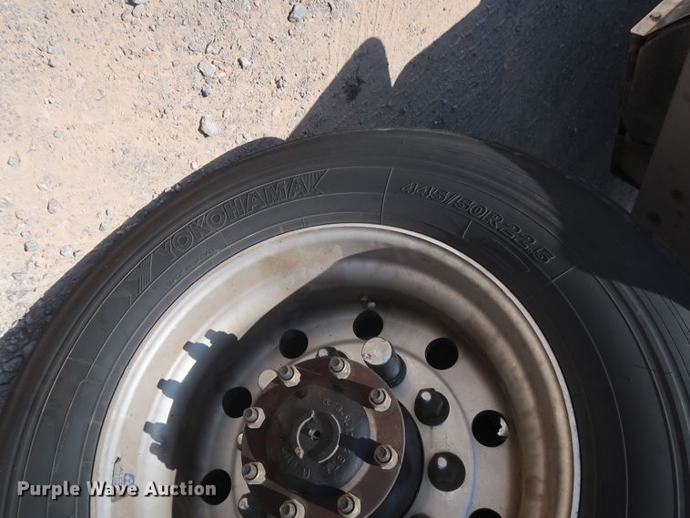 image for item HA9122 2017 Peterbilt 579  semi truck