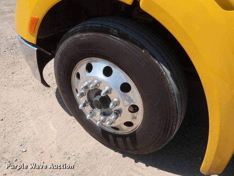 image for item HA9122 2017 Peterbilt 579  semi truck