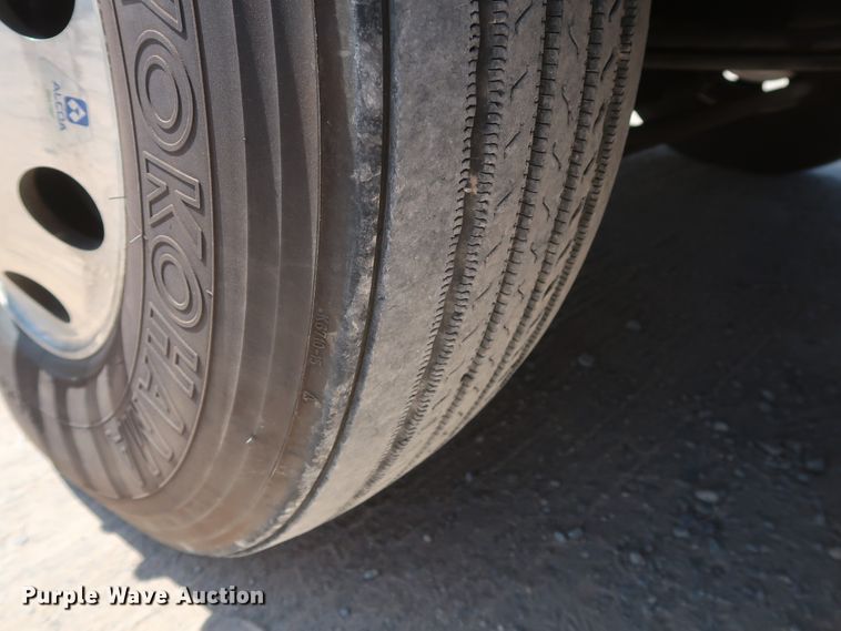 image for item HA9122 2017 Peterbilt 579  semi truck