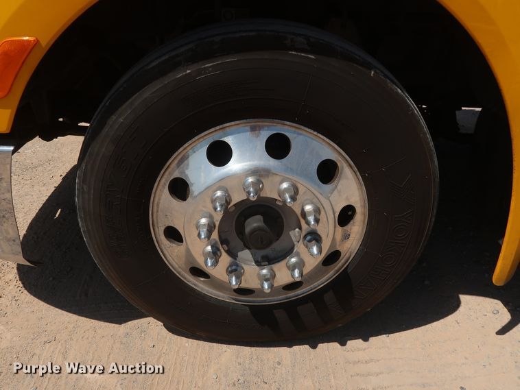 image for item HA9122 2017 Peterbilt 579  semi truck