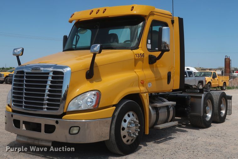 image for item HA9123 2016 Freightliner Cascadia 125  semi truck