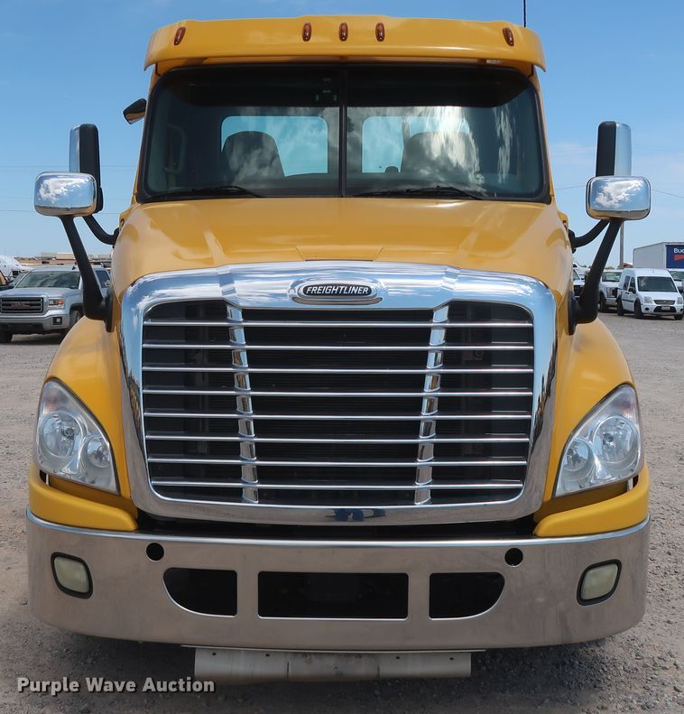 image for item HA9123 2016 Freightliner Cascadia 125  semi truck
