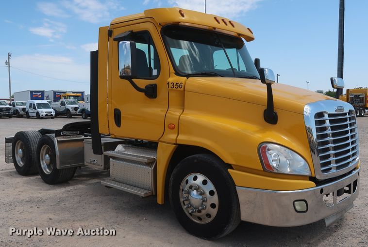 image for item HA9123 2016 Freightliner Cascadia 125  semi truck