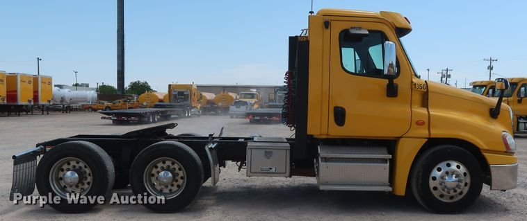 image for item HA9123 2016 Freightliner Cascadia 125  semi truck