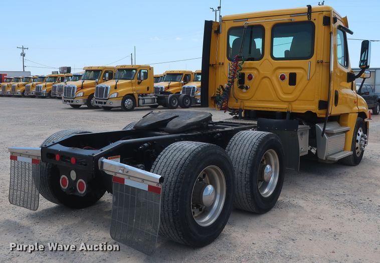 image for item HA9123 2016 Freightliner Cascadia 125  semi truck