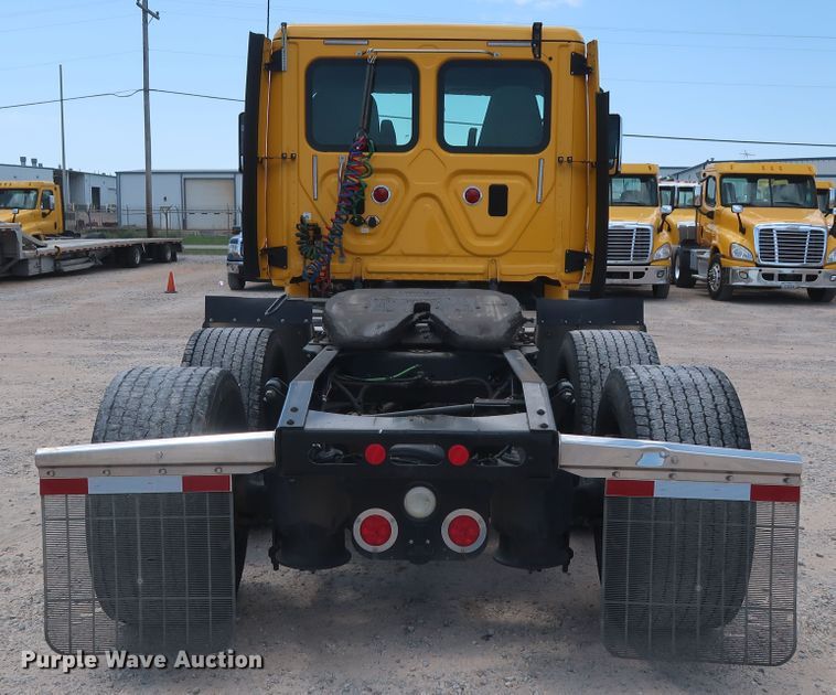image for item HA9123 2016 Freightliner Cascadia 125  semi truck