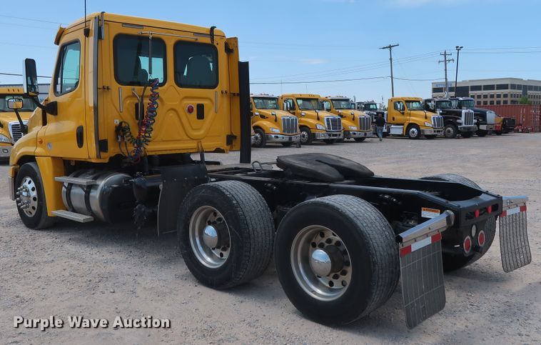 image for item HA9123 2016 Freightliner Cascadia 125  semi truck