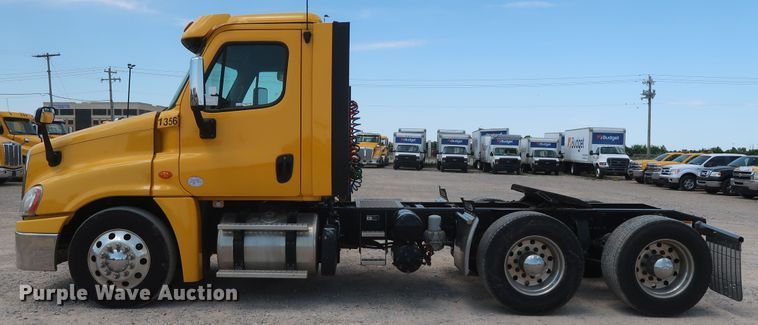 image for item HA9123 2016 Freightliner Cascadia 125  semi truck