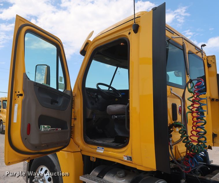 image for item HA9123 2016 Freightliner Cascadia 125  semi truck