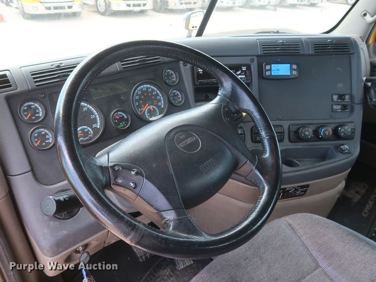 image for item HA9123 2016 Freightliner Cascadia 125  semi truck