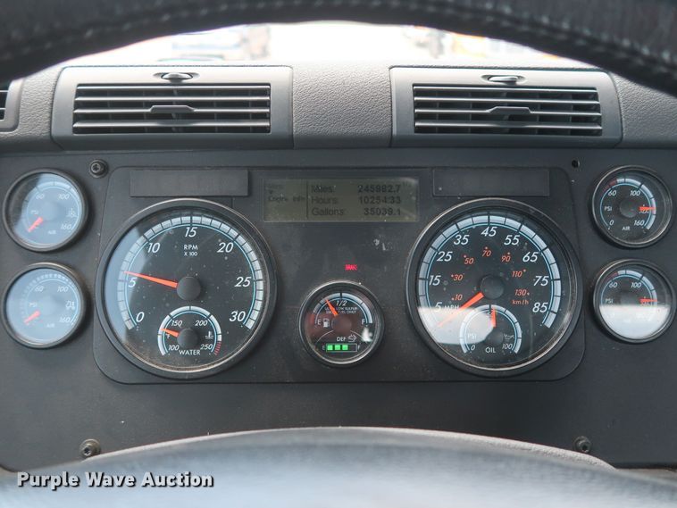 image for item HA9123 2016 Freightliner Cascadia 125  semi truck