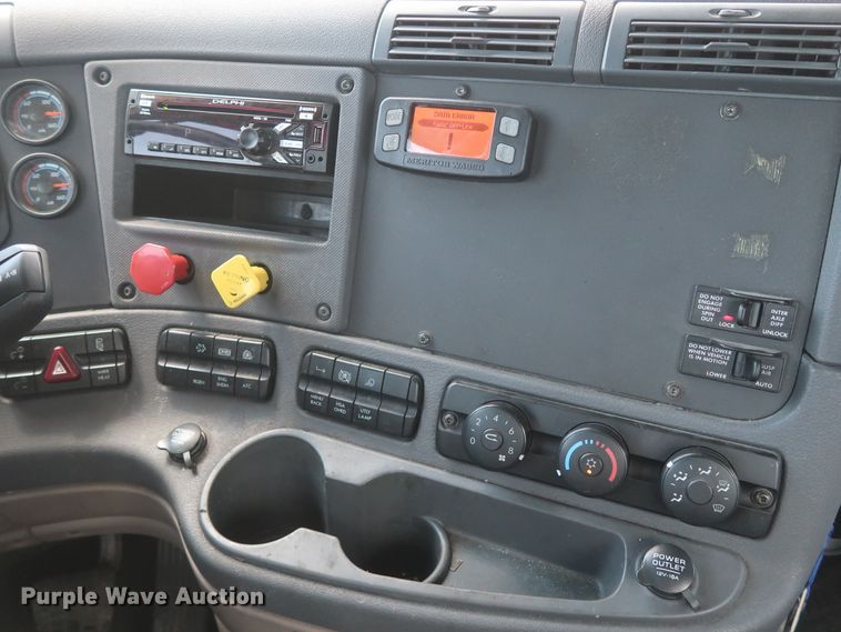 image for item HA9123 2016 Freightliner Cascadia 125  semi truck