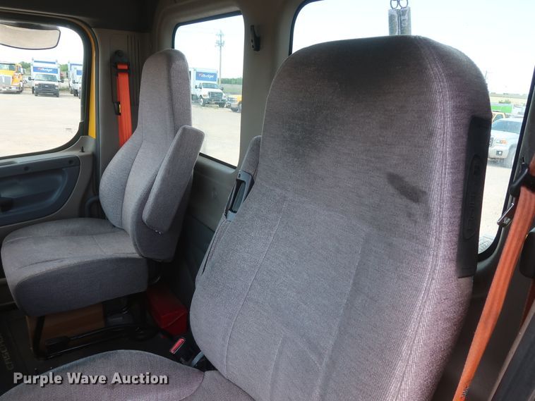 image for item HA9123 2016 Freightliner Cascadia 125  semi truck