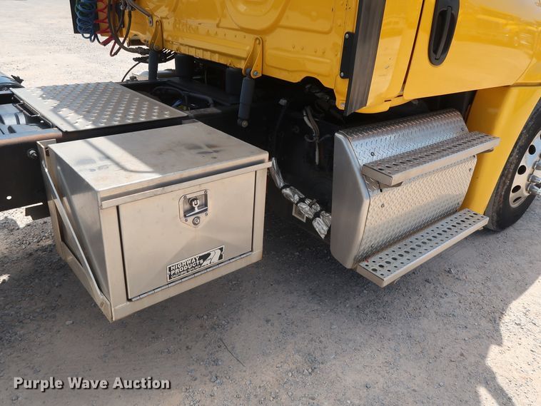 image for item HA9123 2016 Freightliner Cascadia 125  semi truck