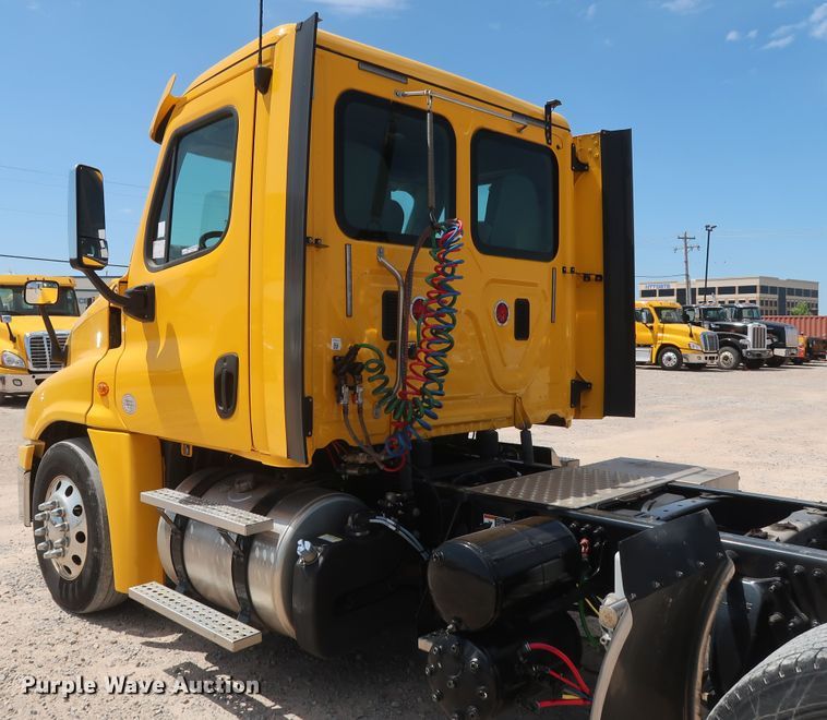 image for item HA9123 2016 Freightliner Cascadia 125  semi truck