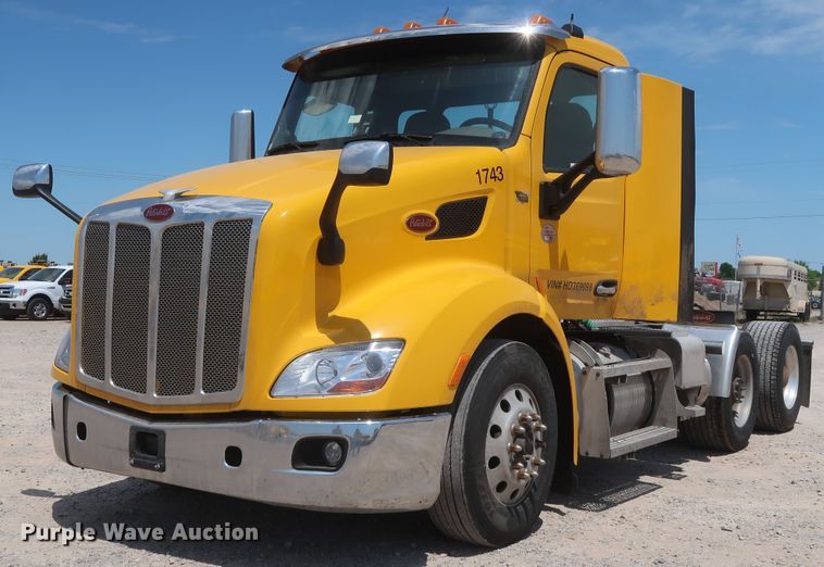 image for item HA9124 2017 Peterbilt 579  semi truck