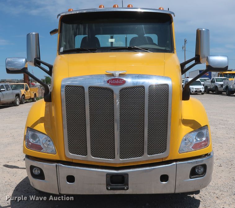 image for item HA9124 2017 Peterbilt 579  semi truck