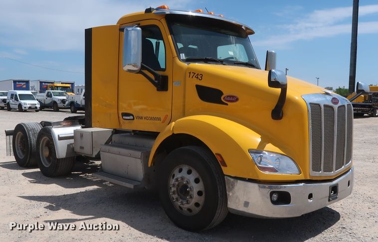 image for item HA9124 2017 Peterbilt 579  semi truck