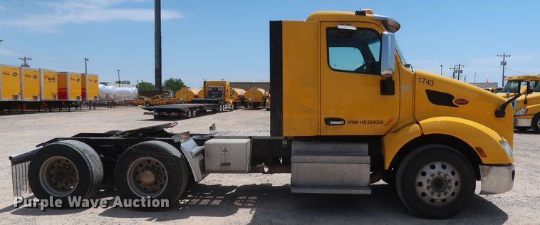 image for item HA9124 2017 Peterbilt 579  semi truck