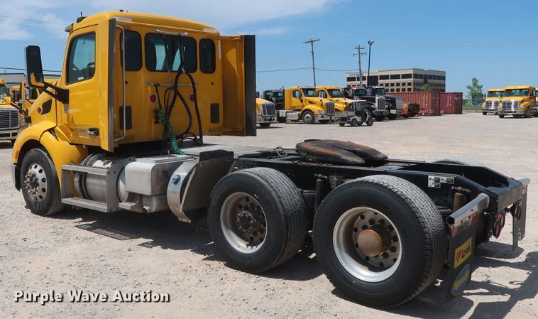 image for item HA9124 2017 Peterbilt 579  semi truck