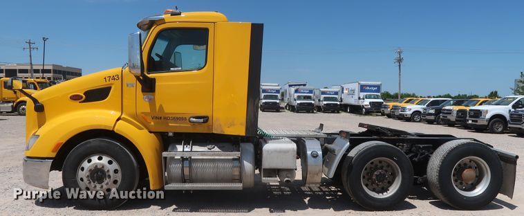 image for item HA9124 2017 Peterbilt 579  semi truck