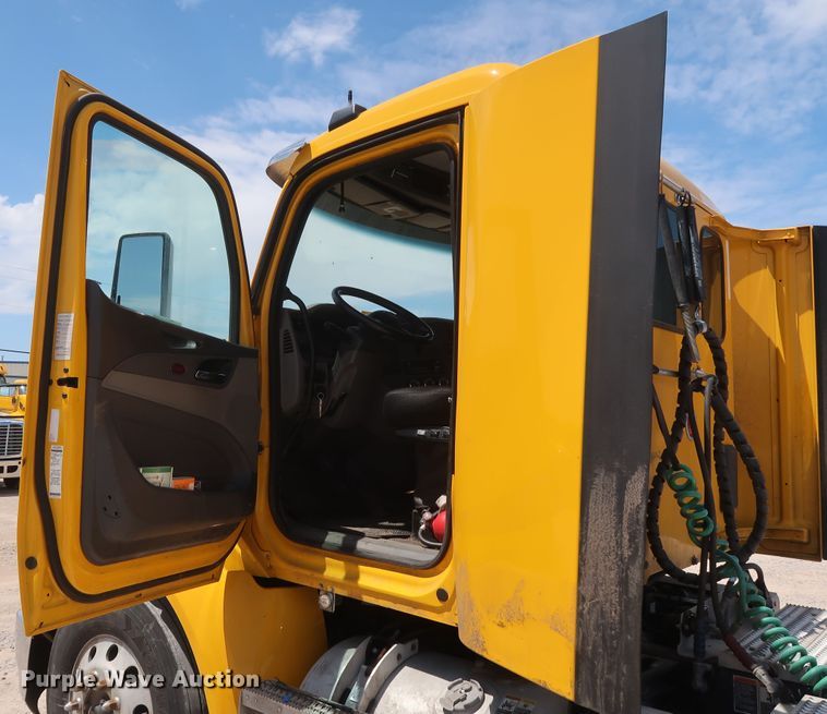 image for item HA9124 2017 Peterbilt 579  semi truck