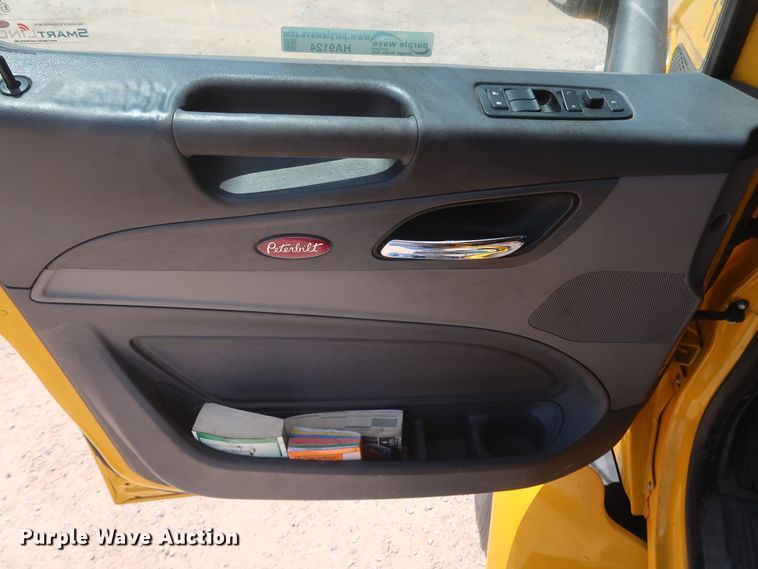 image for item HA9124 2017 Peterbilt 579  semi truck