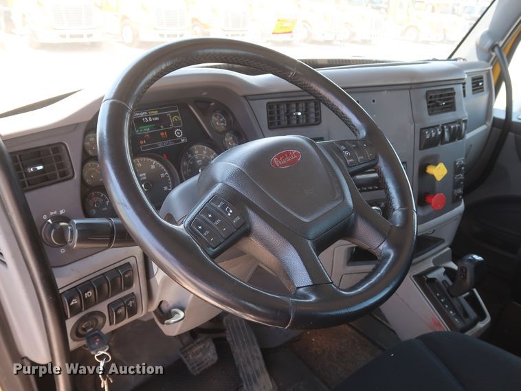 image for item HA9124 2017 Peterbilt 579  semi truck