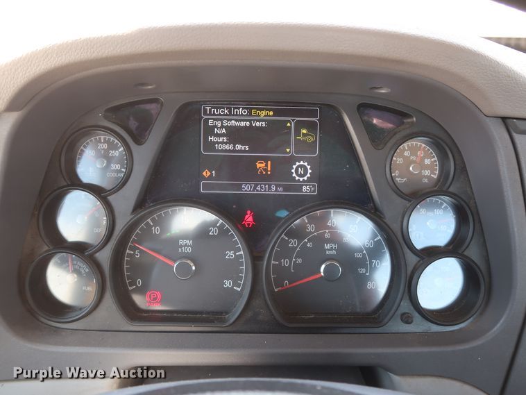 image for item HA9124 2017 Peterbilt 579  semi truck