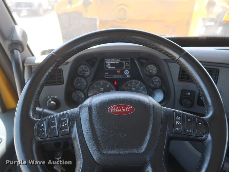 image for item HA9124 2017 Peterbilt 579  semi truck