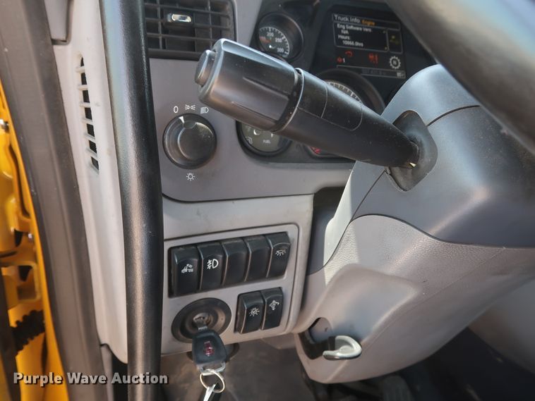 image for item HA9124 2017 Peterbilt 579  semi truck