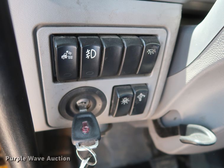 image for item HA9124 2017 Peterbilt 579  semi truck