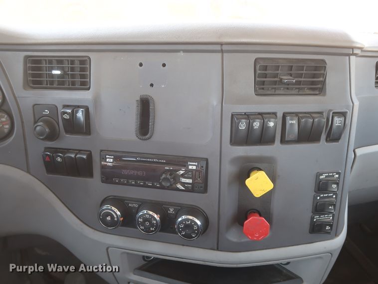 image for item HA9124 2017 Peterbilt 579  semi truck