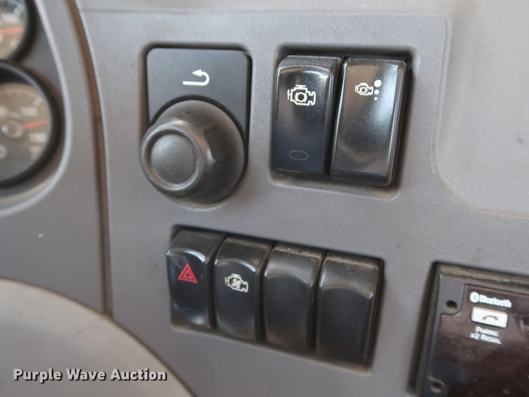 image for item HA9124 2017 Peterbilt 579  semi truck