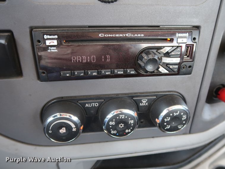 image for item HA9124 2017 Peterbilt 579  semi truck