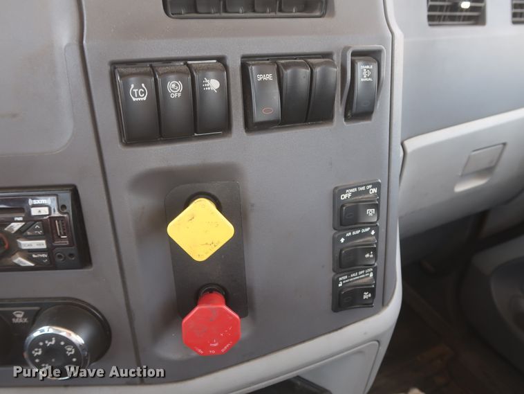 image for item HA9124 2017 Peterbilt 579  semi truck