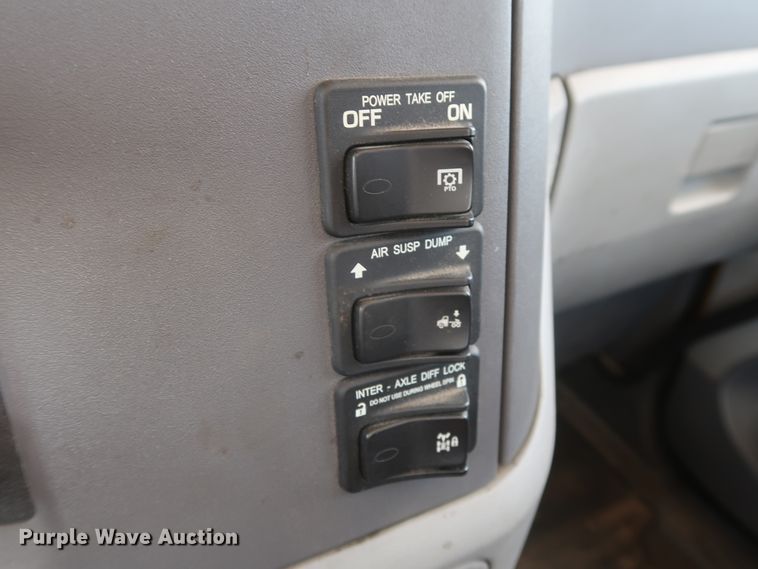 image for item HA9124 2017 Peterbilt 579  semi truck