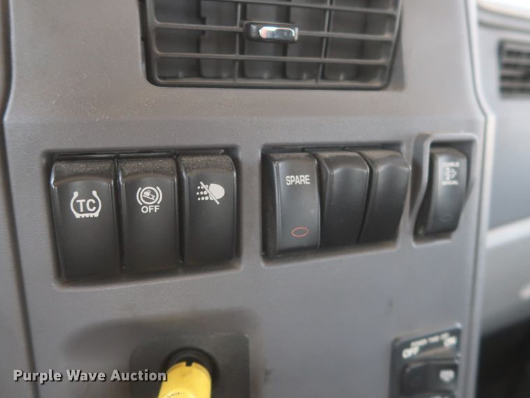 image for item HA9124 2017 Peterbilt 579  semi truck