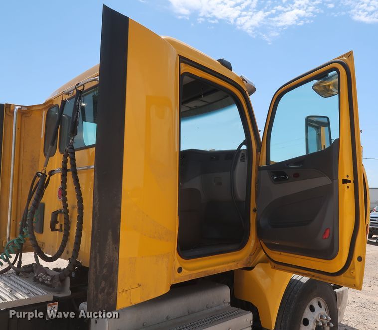 image for item HA9124 2017 Peterbilt 579  semi truck