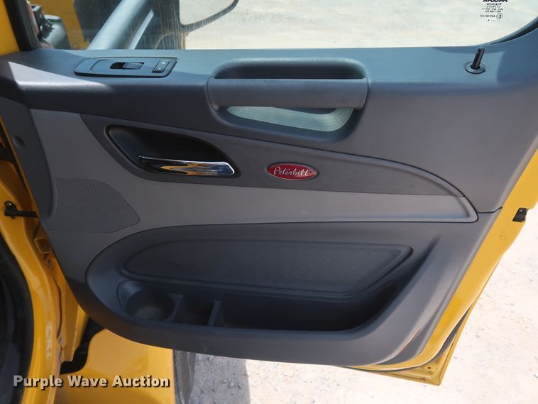 image for item HA9124 2017 Peterbilt 579  semi truck