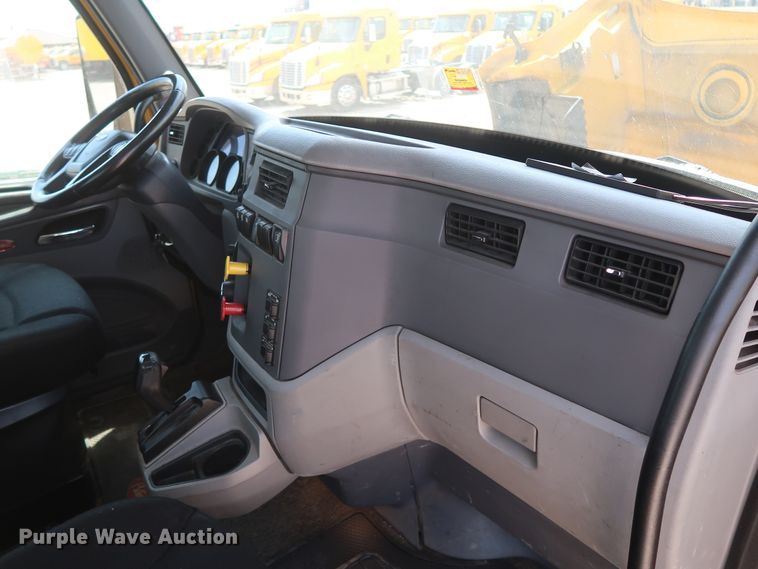 image for item HA9124 2017 Peterbilt 579  semi truck