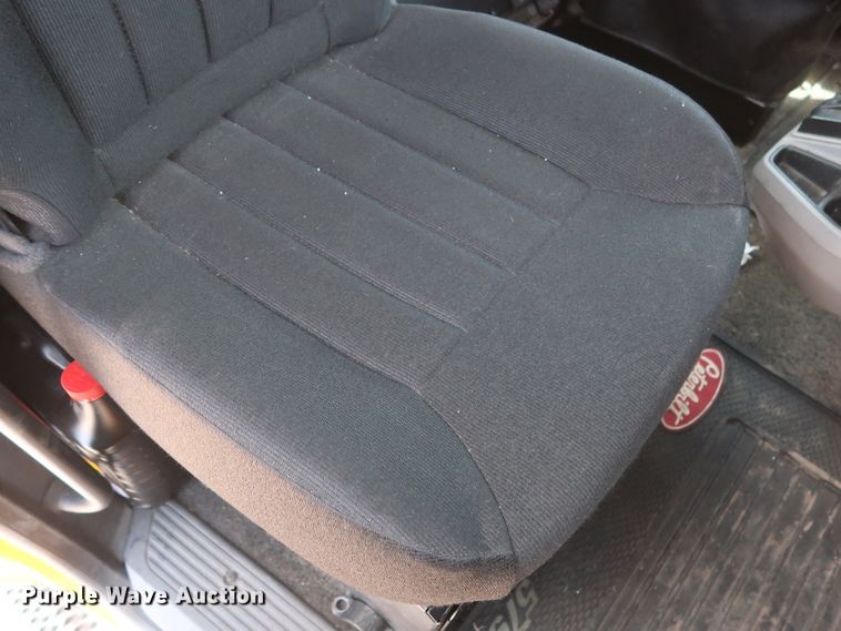 image for item HA9124 2017 Peterbilt 579  semi truck