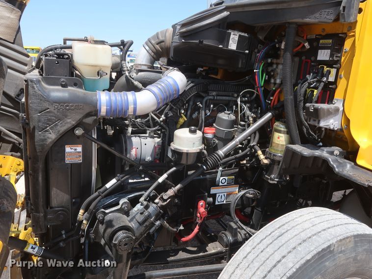 image for item HA9124 2017 Peterbilt 579  semi truck