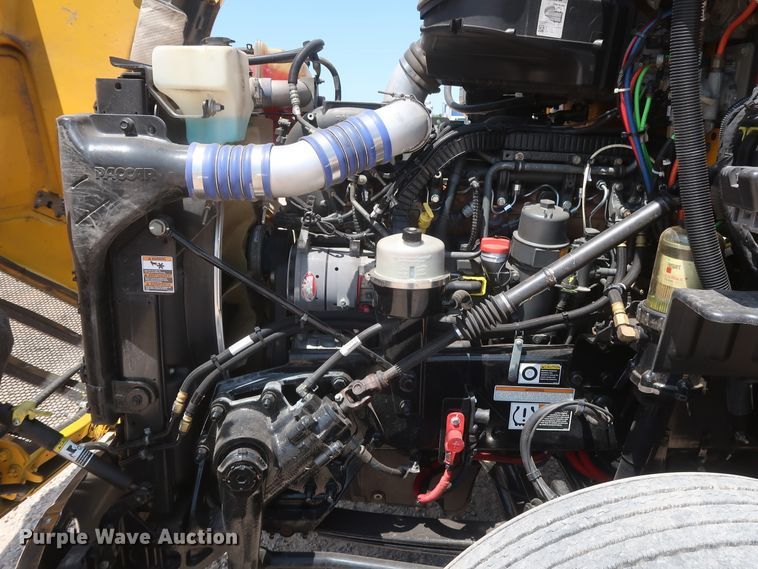 image for item HA9124 2017 Peterbilt 579  semi truck