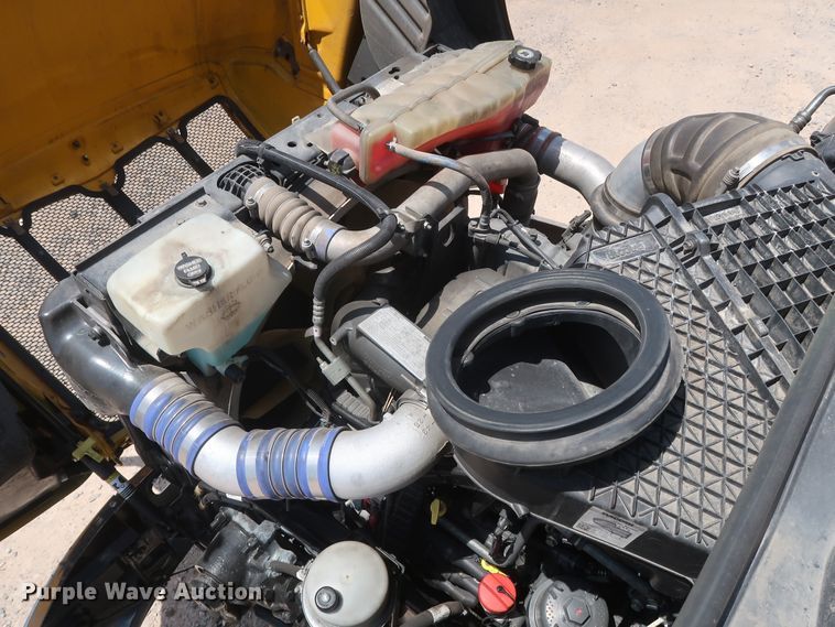 image for item HA9124 2017 Peterbilt 579  semi truck