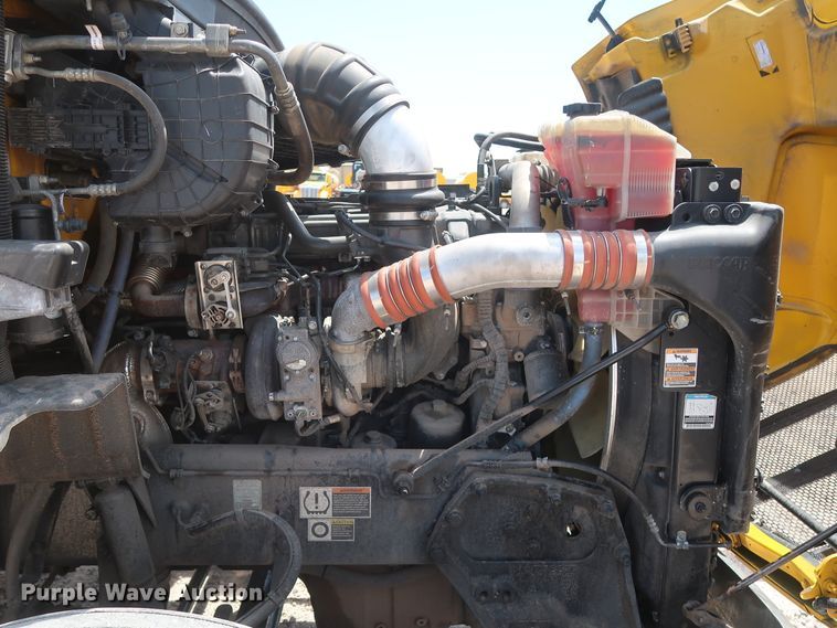 image for item HA9124 2017 Peterbilt 579  semi truck